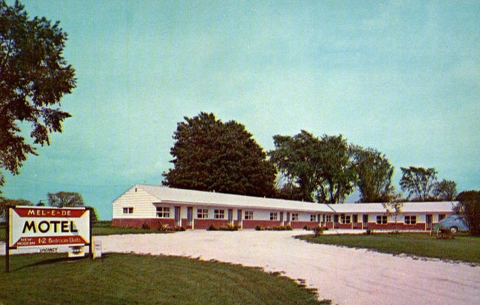 Hollywoods Motel (Mel-E-De Motel) - Vintage Postcard